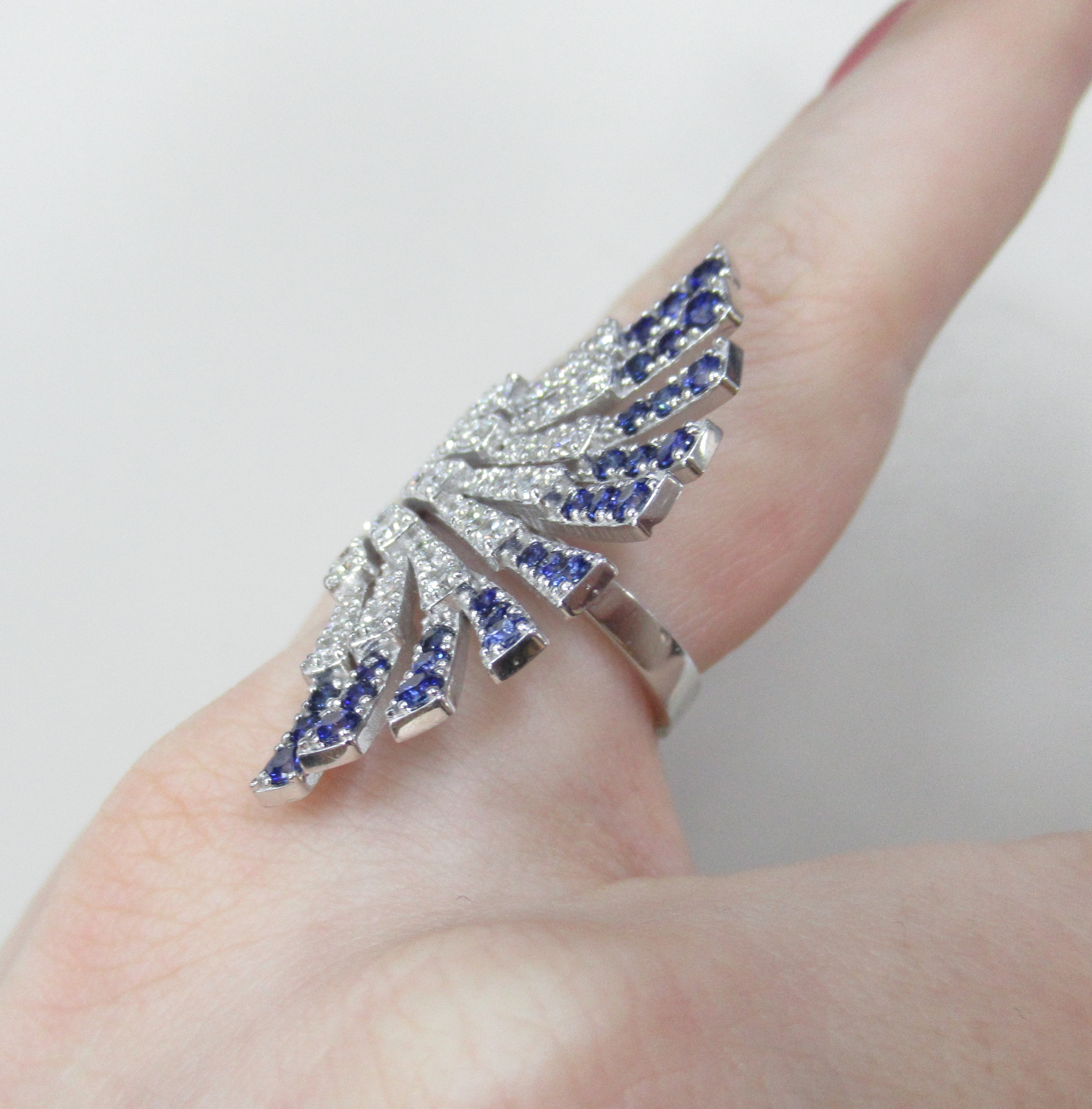 Кольцо из бедлого золота с сапфирами